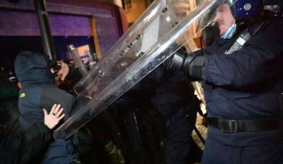 Отново сблъсъци между полиция и протестиращи в Бристол