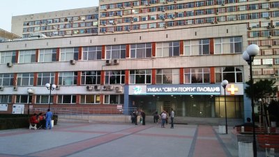 Борят се за живота на багериста, полетял в дере