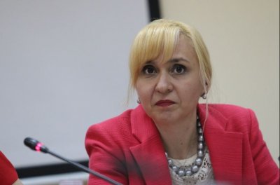 Омбудсманът призова: Намалете материала за матурите