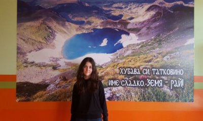 Ученичка посвети успеха си от олимпиада на починала от Covid учителка