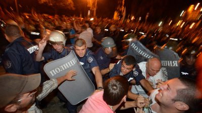 Полицай, обвинен за побой на протестиращ срещу Орешарски, с 30 бона обезщетение