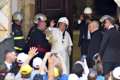 Папата сложи пожарникарска каска
