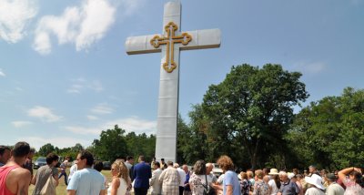 Осветиха огромен кръст край Горски извор