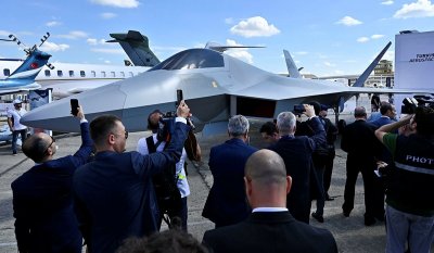 Турците показаха свой боен самолет в Париж