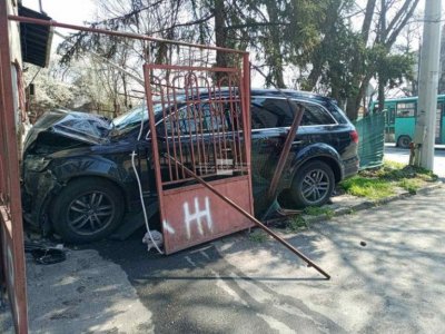 Джип се вряза в къща в Русе (снимки)