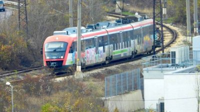 Свлякла се скална маса спря влаковете между Перник и София