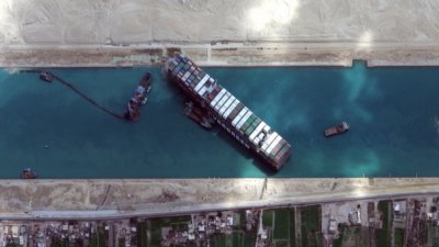 Как задръстеният Суецкия канал влуди световната икономика