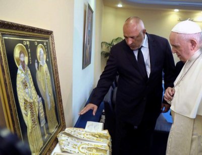 Папата се изтупа в подарък от Бойко
