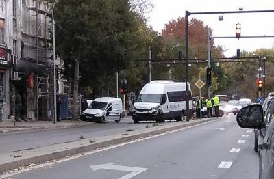 Катастрофа на кръговото на 4 км в София, бус се преобърна