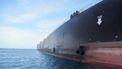 Кораб на Иран ударен от експлозия в Червено море
