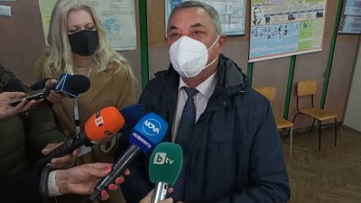 И Валери Симеонов пусна бюлетина (снимка)
