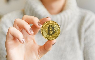 Биткойнът удари рекордните над $62 000