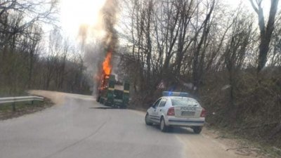 Камион изгоря на прохода Шипка, движението е блокирано (СНИМКИ)
