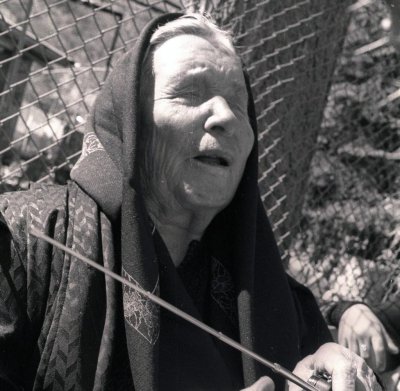 МИСТИЧНО: Баба Ванга изникна на пясъка в Бургас (СНИМКИ)