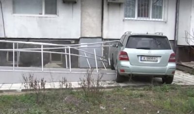 Кола се вряза в жилищен блок в Бургас