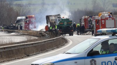 Ужас: Единият тираджия от касапницата на "Тракия" е изгорял жив