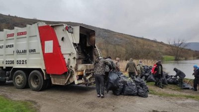 Напълниха цял камион с боклуци около язовир „Пчелина”