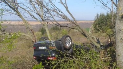 Кола с трима възрастни и две деца се обърна по таван на пътя за Бургас