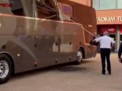 Атакуваха автобуса на Реал в Ливърпул
