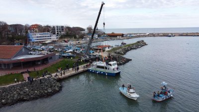 В Царево пуснаха на вода първото еко корабче (СНИМКИ)