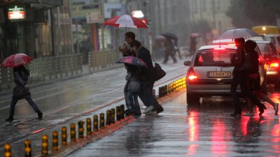 София под вода, алармираха за наводнени улици и подлези 