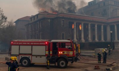 Горски пожар изпепели исторически сгради в Кейптаун