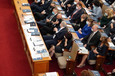 Парламентът наложи мораториум върху решенията на правителството