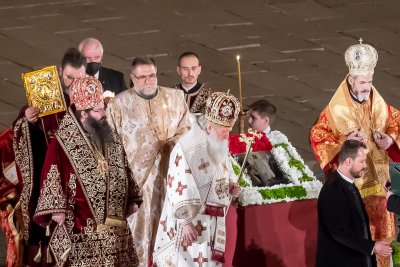 Посрещаме Великден с маски и дезинфектанти в църквите