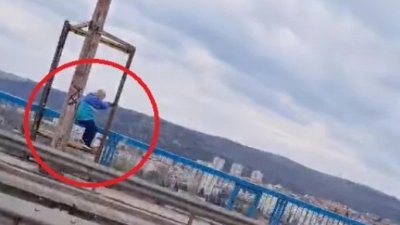 Възрастна жена опита да скочи от Аспаруховия мост (ВИДЕО)