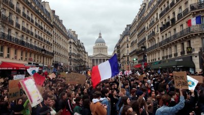 Арести и сълзотворен газ на първомайски шествия във Франция