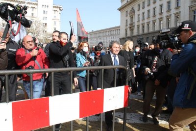 Воеводи опитаха да наденат фес на Тошко Йорданов