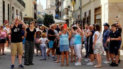 Испания посреща чуждестранни туристи от юни