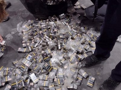 Митничари откриха 1150 кутии контрабандни цигари в гумите на турски тир