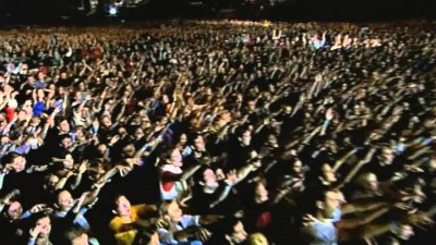 Игра с огъня: Експеримент събра 5000 на концерт в Ливърпул - без маски и дистанция
