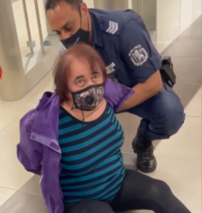 Зрелище: Арестуваха пенсионерка в метрото (ВИДЕО)