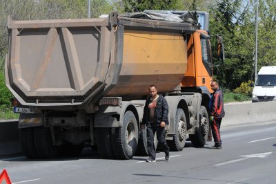 Шофьор загина при тежка катастрофа със самосвал край София