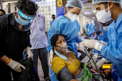 Лек спад на заразените и починалите от COVID-19 в Индия
