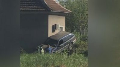 Кола се стовари върху оградата на къща в село Гложене