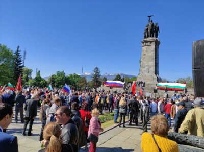 Мара втаса: Иво Инджев бута паметника на Съветската армия