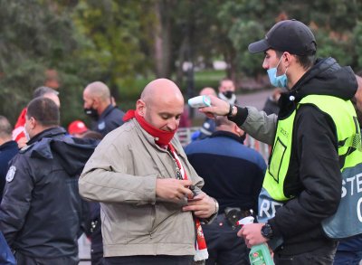 Фенове на ЦСКА блокират София заради ограничителните мерки