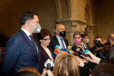 Митов отвръща на удара: Радев вкарва БСП във властта през задния вход