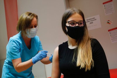 Унгария първа в ЕС ще ваксинира тийнейджъри