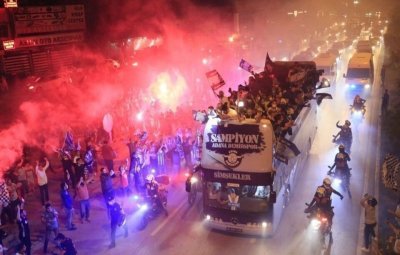Феновете на Аданаспор спретнаха супершоу за завръщането в елита на Турция