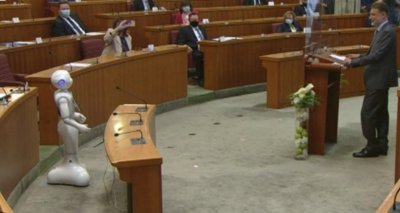 Робот спори с депутат в парламента