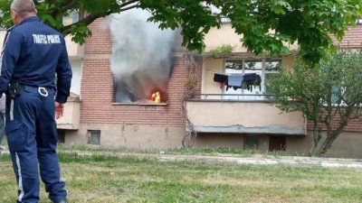 Пожар в центъра на Мездра
