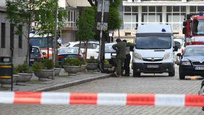 Съмнителен сак блокира района около БНБ