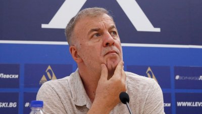 Феновете на “Левски” искат отговори от Наско Сираков
