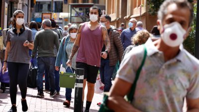 Испания обмисля отмяна на задължителните маски на открито