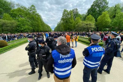 Ултрасите на Динамо Дрезден раниха стотици полицаи при завръщането във Втора Бундеслига