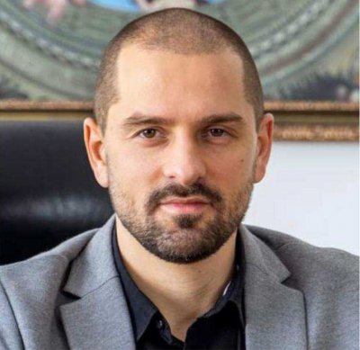 Тъстът на Малката Олинеза гони своя цистерна с пистолет по магистралата